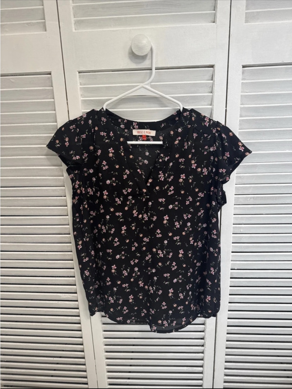 Moss & Spy Black Floral V-Neck Cap-Sleeve Blouse